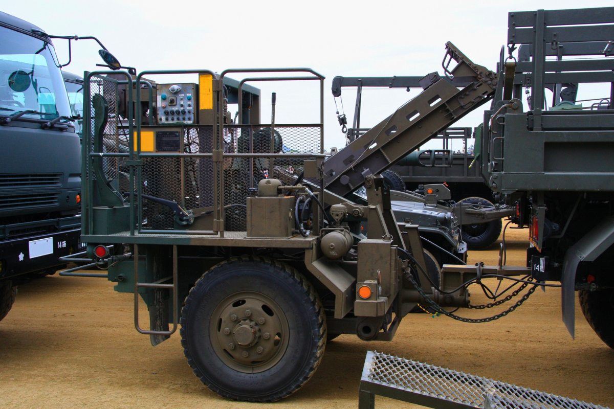 Military logistics and recovery vehicle